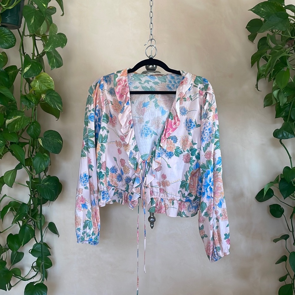 Lightly worn Novella Royale floral cinch blouse…perfect for spring/summer! 🥰🌸